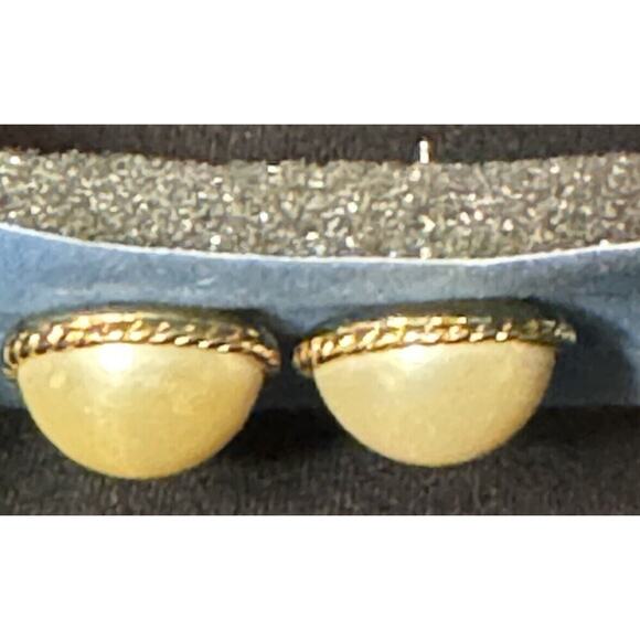 EARRINGS VTG Faux Pearl Gold Tone Post Earrings 1970 To 1980 - Picture 3 of 5